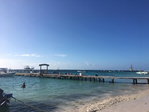 Plage à proximité, chaises longues, serviettes de plage