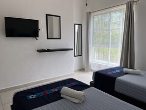 3 chambres, bureau, rideaux occultants, fer et planche à repasser