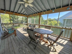 Outdoor dining - Blue Crab: Spacious screened porch, short stroll to Ocracoke Coffee Co.. (Ocracoke)