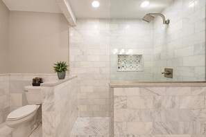 Jetted tub, hair dryer, towels, soap - Spacious Historical Home Within Walking Distance to French Quarter (New Orleans)