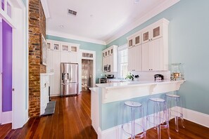 ثلاجة، ميكروويف، فرن، موقد طهي مسطح