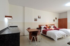 Habitación estándar doble | Caja fuerte, escritorio, cortinas opacas y sistema de insonorización