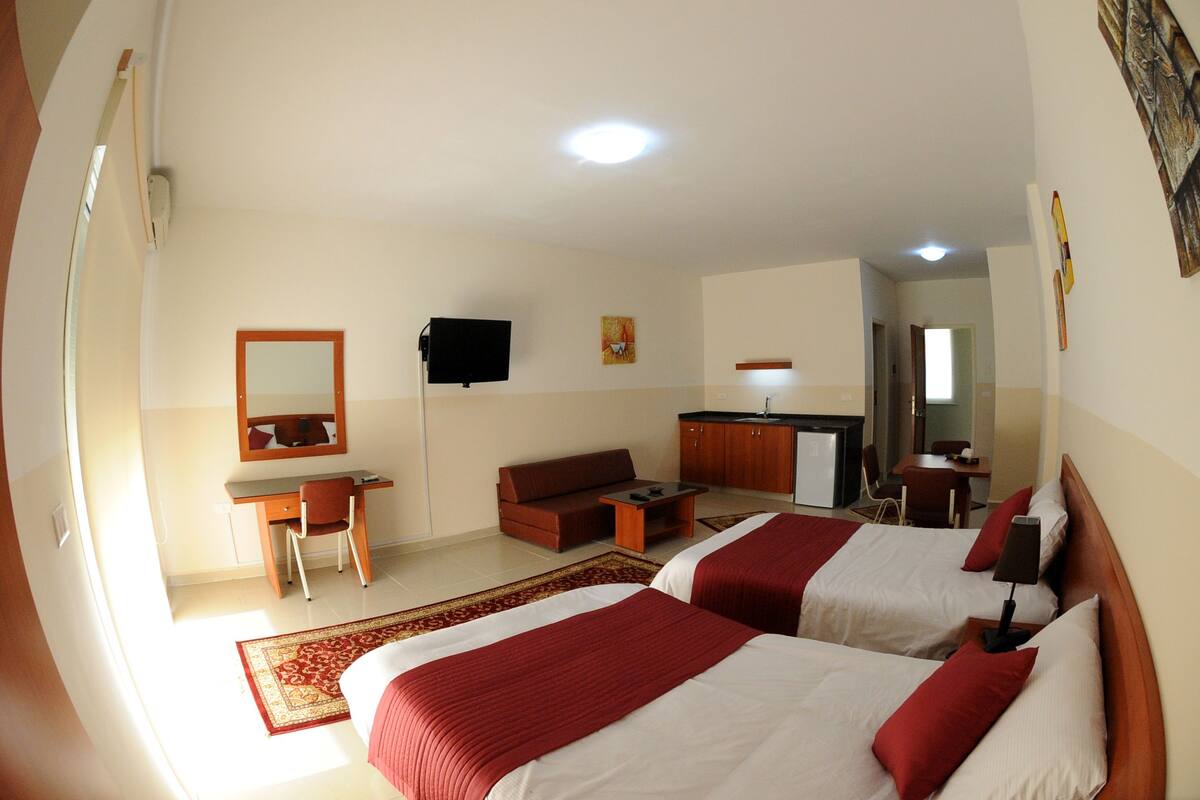 Cofres nos quartos, escrivaninha, cortinas blackout