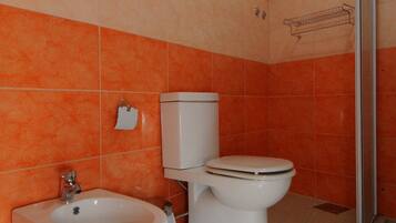 Familienzimmer | Badezimmer | Dusche, kostenlose Toilettenartikel, Handtücher