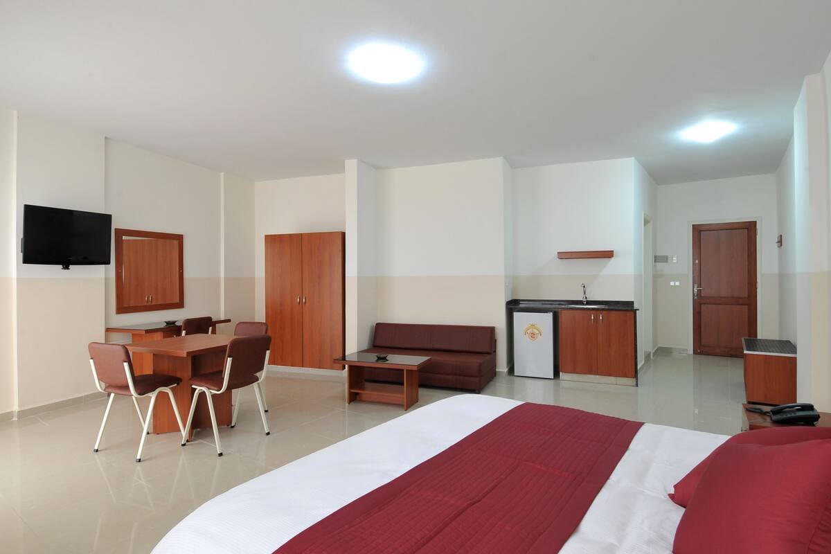 Cofres nos quartos, escrivaninha, cortinas blackout