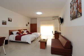 Habitación estándar doble | Caja fuerte, escritorio, cortinas opacas y sistema de insonorización