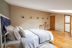 Comfort Double Room, Ensuite (Capucine-2e étage) | Premium bedding, desk, laptop workspace, iron/ironing board - Clos des Moulins (Poitiers)