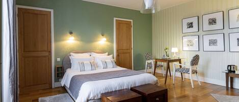 Kahden hengen deluxe-huone, kylpyhuone makuuhuoneen yhteydessä (Agastache-1er étage) | Ylelliset vuodevaatteet, työpöytä