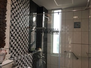 Deluxe Twin Room (301) | Bathroom shower - Home & Teak Homestay (Jinning)