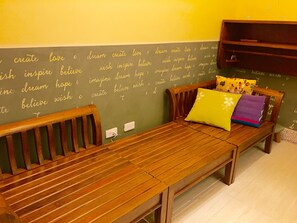 Superior Double Room (202) | Desk, soundproofing, free WiFi, bed sheets - Home & Teak Homestay (Jinning)