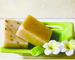 Dusche, kostenlose Toilettenartikel, Haartrockner, Hausschuhe