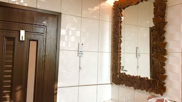 Deluxe Twin Room (301) | Bathroom | Shower, free toiletries, hair dryer, slippers