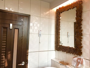 Deluxe Twin Room (301) | Bathroom | Shower, free toiletries, hair dryer, slippers - Home & Teak Homestay (Jinning)