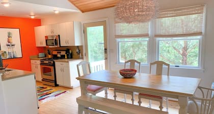 Fruta fresca: agradable casa de una sola planta que admite mascotas en un carril privado.