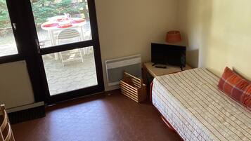 1 chambre, fer et planche Ă repasser