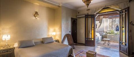 4 bedrooms, in-room safe, iron/ironing board, internet