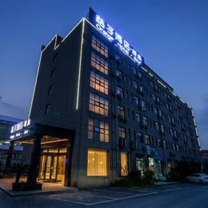 Fachada da propriedade à noite