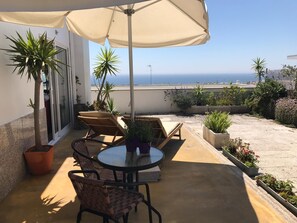 Outdoor dining - Apartment with terrace, sea and mountain views (Viana do Castelo)