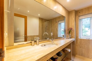 Shower, hair dryer, bidet, towels - Apartment with terrace, sea and mountain views (Viana do Castelo)
