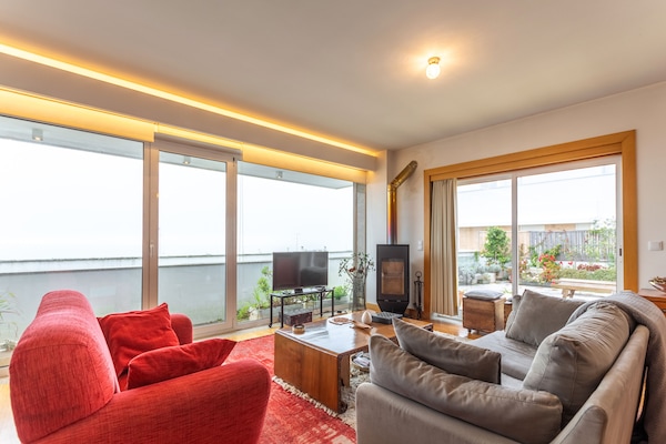 Smart-TV, Kamin, Bücher, Musikbibliothek