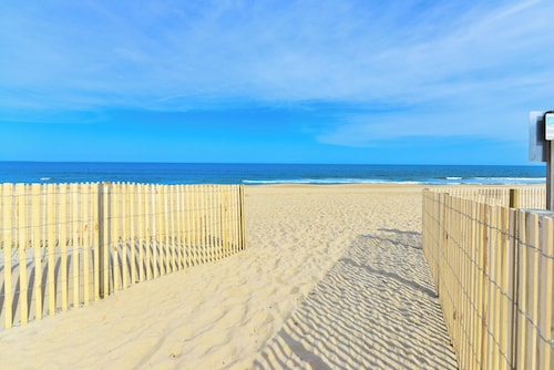 Oceanfront condos with 3 night minimum rentals and linens included!