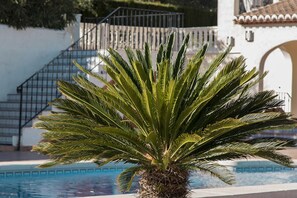 สระว่ายน้ำกลางแจ้ง