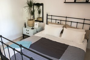 ห้องสแตนดาร์ดดับเบิล, ห้องน้ำรวม | เตารีด/โต๊ะรีดผ้า, เปล/เตียงเด็กอ่อน, Wi-Fi ฟรี, ผ้าปูที่นอน