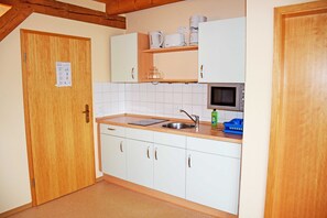 Refrigerador, microondas y periquera
