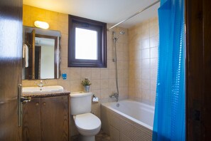 Bathtub, hair dryer, towels