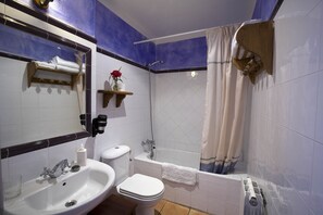 Combined shower/bathtub, free toiletries, towels - La Posada de San Millan (San Millan de la Cogolla)