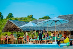 Alberca al aire libre y camastros