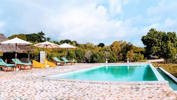 Utendørsbasseng og solsenger