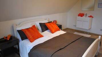 Villa, 3 Bedrooms | 3 bedrooms, free cribs/infant beds, free rollaway beds, free WiFi