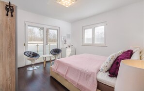 5 bedrooms, free WiFi, bed sheets