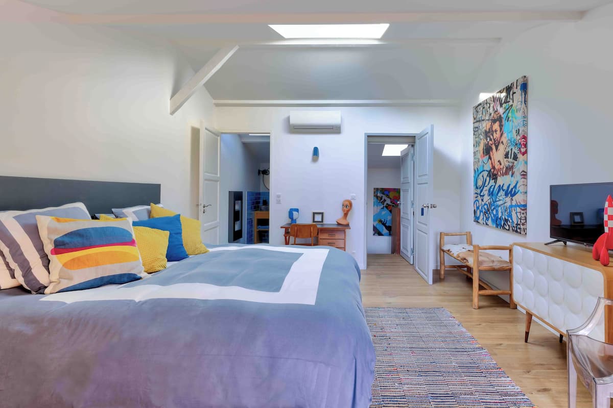 Ropa de cama de alta calidad, colchones Select Comfort y minibar