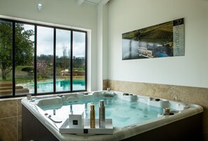 Outdoor treatment areas, sauna, hot tub, body treatments, aromatherapy - Chateau du Palanquey & SPA (Sainte-Colombe)