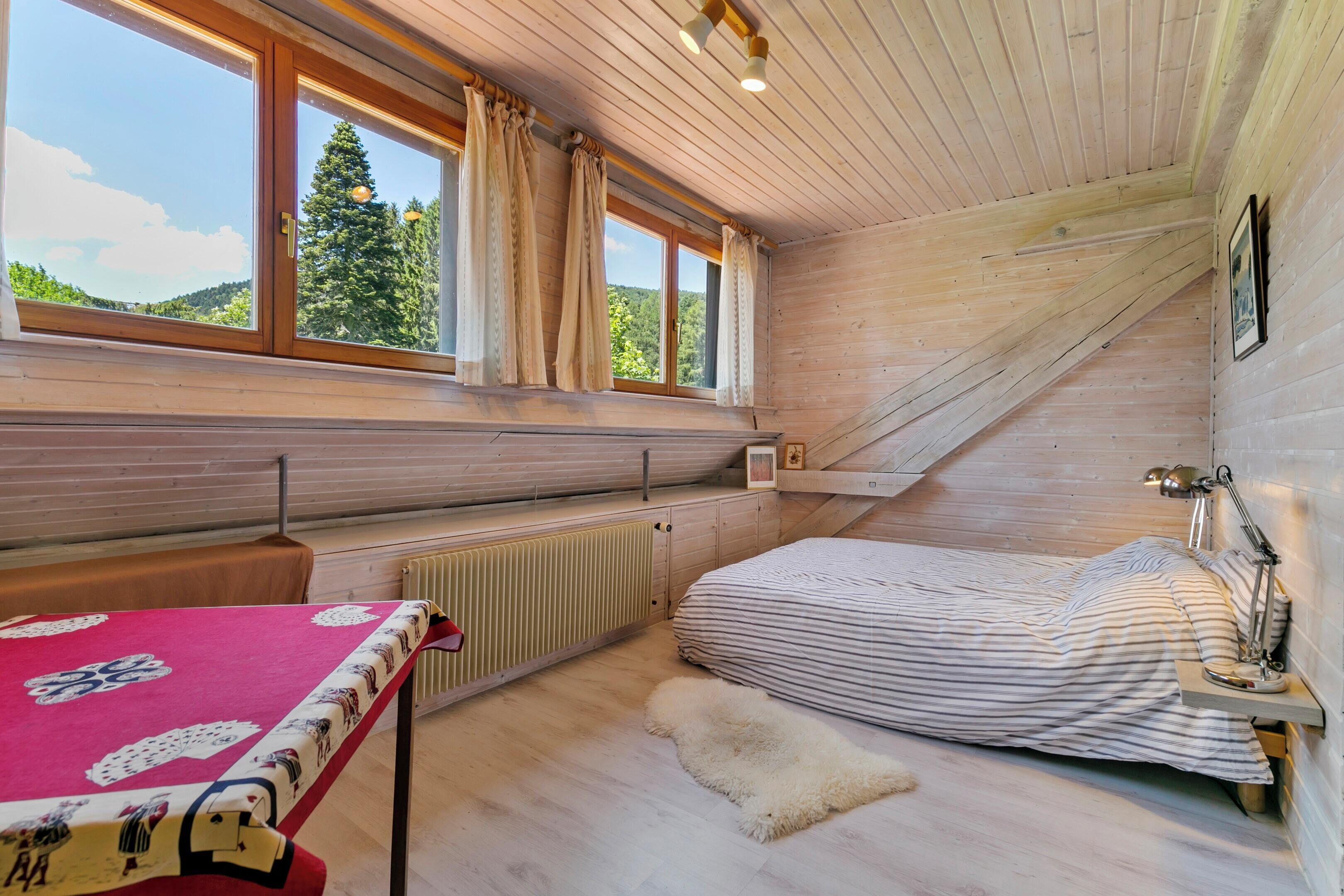 7 bedrooms, desk, iron/ironing board, Internet