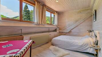 7 slaapkamers, een bureau, een strijkplank/strijkijzer, internet