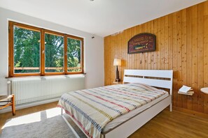 7 bedrooms, desk, iron/ironing board, Internet