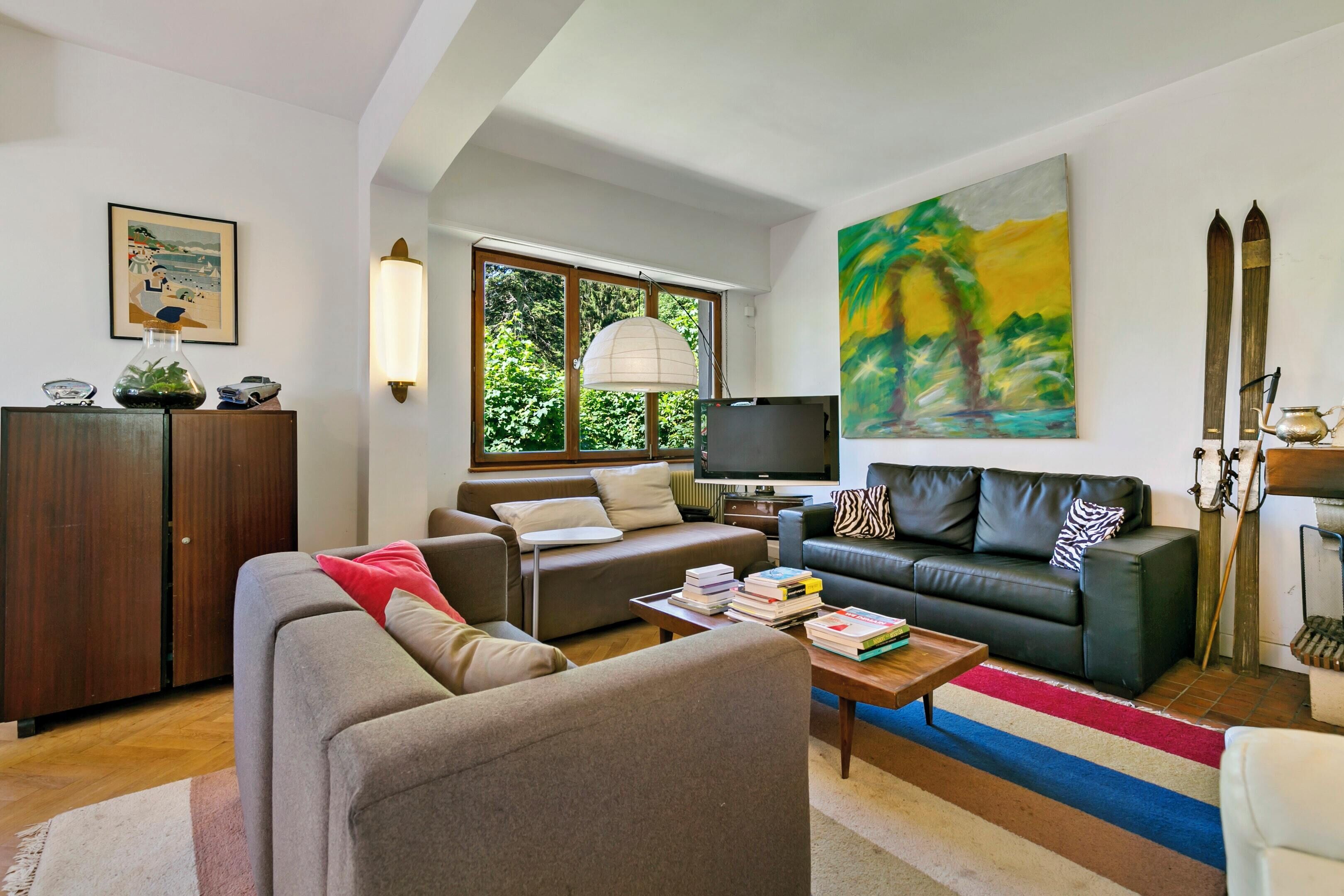 Télévision à écran plat, cheminée, chaîne hi-fi