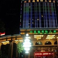 Fachada de la propiedad por la tarde o noche