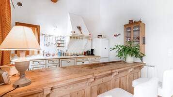 Réfrigérateur, micro-ondes, plaque de cuisson, lave-vaisselle