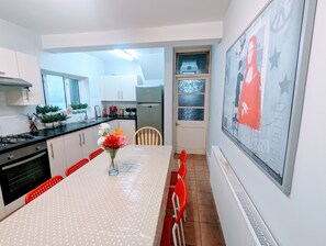 Family Townhome, 6 Bedrooms, Kitchen, City View | Private kitchen | Fridge, microwave, stovetop, dishwasher - TopHome Finsbury Park (London)