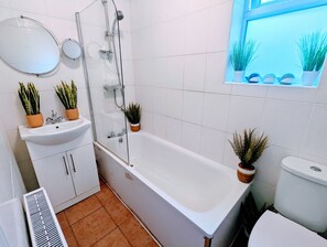 Familien-Stadtwohnung, 6 Schlafzimmer, Küche, Stadtblick | Badezimmer | Badewanne und Dusche (separat), kostenlose Toilettenartikel