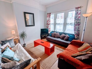 Family Townhome, 6 Bedrooms, Kitchen, City View | Living area | Flat-screen TV - TopHome Finsbury Park (London)