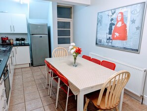 Family Townhome, 6 Bedrooms, Kitchen, City View | Private kitchen