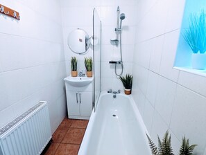 Townhouse – familie, 6 soverom, kjøkken, byutsikt | Bad | Separat badekar og dusj, toalettartikler (inkludert) og hårføner