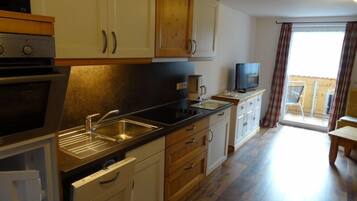 Frigorífico, horno, placa de cocina y lavavajillas