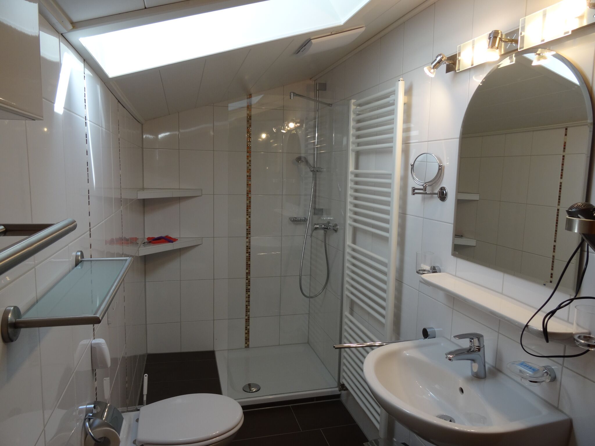 Dusche, Haartrockner, Handtücher