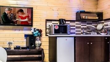 Superior Suite, Jetted Tub | Private kitchenette | Microwave